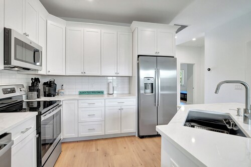 Bonita Beach Bungalow! BRAND NEW BUILD! Cozy, Private & Close to beach! 