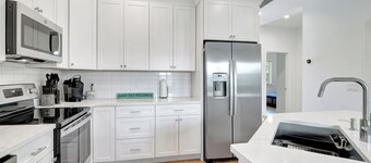 Bonita Beach Bungalow! BRAND NEW BUILD! Cozy, Private & Close to beach! 