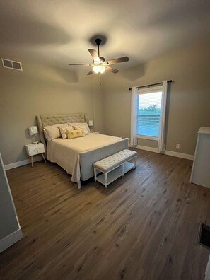 3 bedrooms, in-room safe, iron/ironing board, free WiFi - Modern farmhouse, secluded and convenient. 5 minutes from The ARK 2 min off exit (Williamstown)