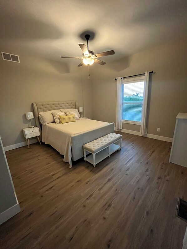 3 soverom, safe på rommet, strykejern/-brett og wi-fi (inkludert)