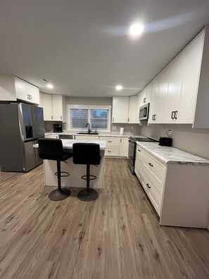 Kjøleskap, mikrobølgeovn, ovn og oppvaskmaskin