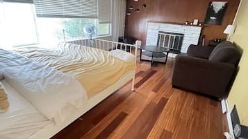 8 bedrooms, WiFi, bed sheets