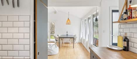 Fridge, oven, stovetop, electric kettle