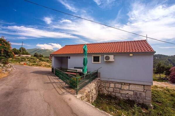 House, Smoking | Exterior