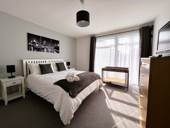 2 bedrooms, iron/ironing board, WiFi, bed sheets - Spacious Family Bungalow with Garden for up to 7 (Epsom)