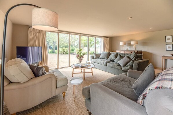 TV, books - Gardiners Cottage Barn (Stoke Ash)