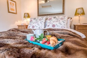 2 bedrooms, iron/ironing board, WiFi, bed sheets - Lantern Cottage, Debenham (Debenham)