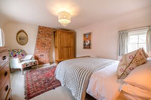 2 bedrooms, iron/ironing board, WiFi, bed sheets - Lantern Cottage, Debenham (Debenham)