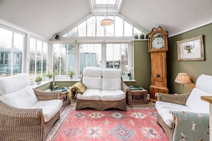 TV, fireplace - Lantern Cottage, Debenham (Debenham)