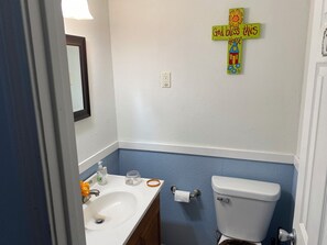 Séchoir à cheveux, serviettes fournies, papier de toilette