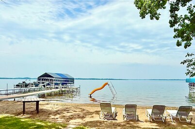 Detroit Lake South Shore - Sandy Beach, 2 Cabins, Slide & Fire Pit
