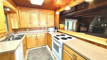 Kylskåp, mikrovågsugn, ugn och spishäll