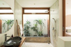 Deluxe-Villa, 5 Schlafzimmer, eigener Pool, Poolblick | Badezimmer | Regendusche, Haartrockner, Handtücher, Seife