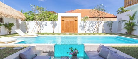 Utendørsbasseng og solsenger