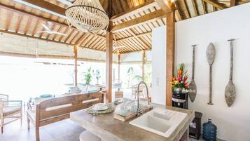 Villa Deluxe, 5 camere da letto, piscina privata, vista piscina | Cucina privata | Frigorifero, microonde, piano cottura, macchina per tè/caffè