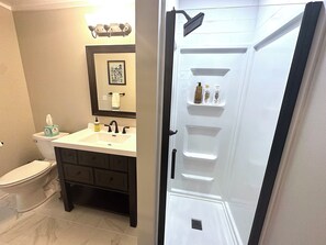 Douche, sèche-cheveux, serviettes fournies, savon