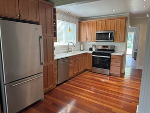 雪櫃、微波爐、焗爐、廚房用具/餐具/器皿