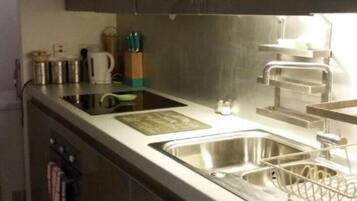 Køleskab, mikrobølgeovn, ovn, kogeplade