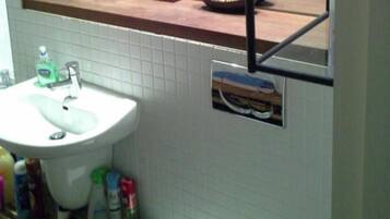 Combined shower/tub, towels