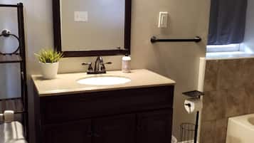 Elite Room, 1 King Bed, Non Smoking, Private Bathroom | Bathroom | Hair dryer
