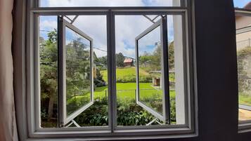 Dobbeltrom – superior, 1 kingsize-seng, ikke-røyk, hageutsikt | Utsikt fra rommet