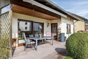 Outdoor dining - Holiday Apartment 'Am Twistesee 2 Ebenerdig' with Terrace, Garden & Wi-Fi (Wetterburg)