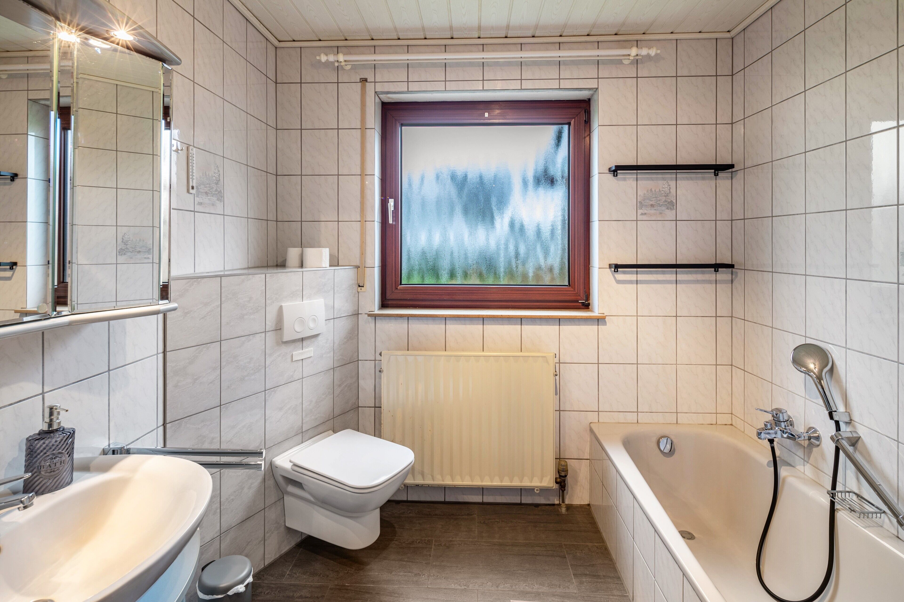 Badewanne, Haartrockner, Handtücher