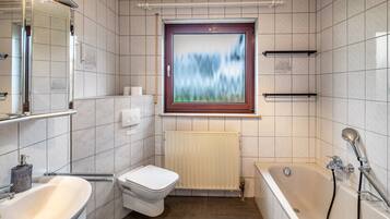 Badewanne, Haartrockner, Handtücher