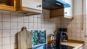 Een koelkast, een magnetron, een oven, een kookplaat