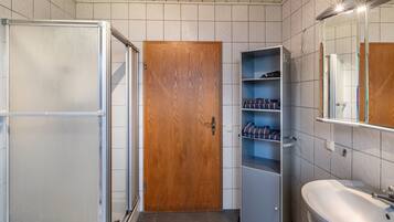 Badewanne, Haartrockner, Handtücher