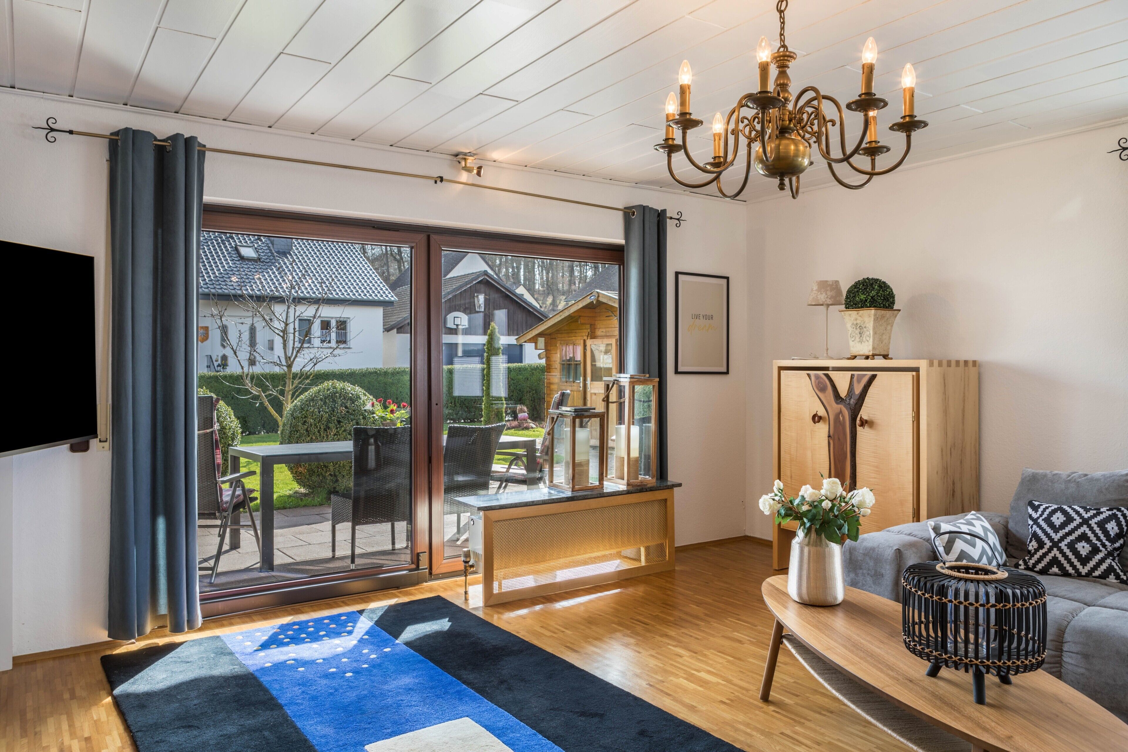 Fernseher, Kamin, Tischtennisplatte