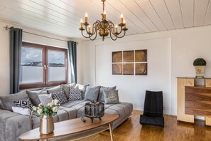 Tv, eldstad och ett bordtennisbord