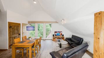 Televisie, een dvd-speler en een stereo