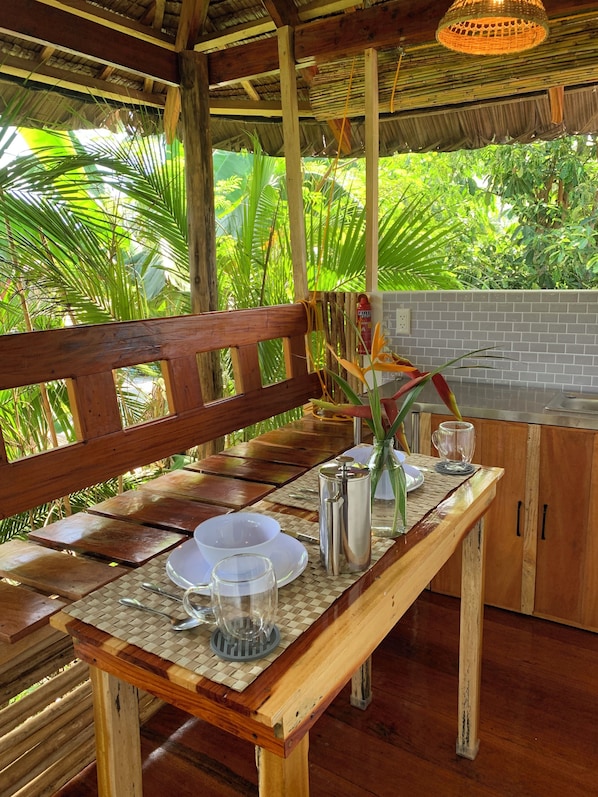 Habitación básica doble, 1 cama Queen size, balcón, vista al jardín | Cocina privada | Tetera eléctrica