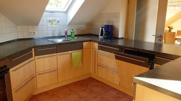 Een koelkast, een oven, een kookplaat, een vaatwasser