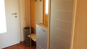 Ein Badezimmer mit Dusche, Toilette und Waschbecken.