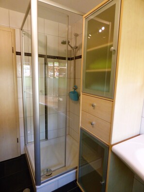 Shower, hair dryer, towels - Holiday Apartment 'Schauenburgblick' with Balcony & Wi-Fi (Oberkirch)