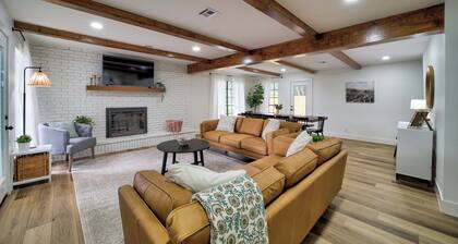 Very Spacious! 2 King Suites, Close to River and Lakes