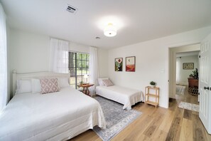 4 bedrooms, iron/ironing board, WiFi, bed sheets