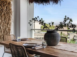 Outdoor dining - Sanders Old Port - Cozy 1-Bdr Apt with Balcony (Thessaloniki)