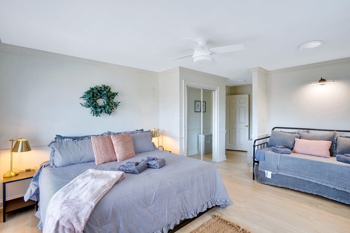 3 dormitorios, escritorio, tabla de planchar con plancha y cuna de viaje