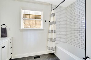 Ducha, secador de pelo, toallas y champú