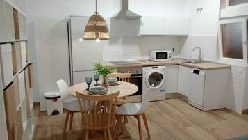 Een koelkast, een microgolfoven, een oven, een vaatwasser