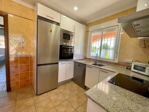 Kühlschrank, Mikrowelle, Ofen, Geschirrspüler