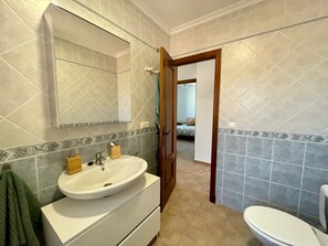 Ducha y bañera combinadas, secador de pelo y toallas