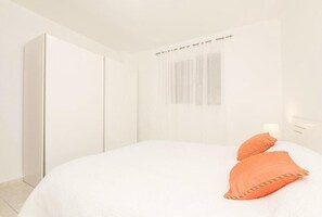 2 bedrooms, WiFi, bed sheets