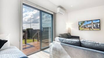 Deluxe Room | Living area