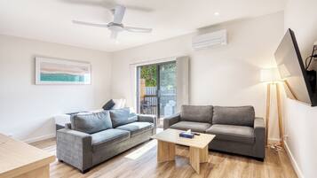 Deluxe Room | Living area