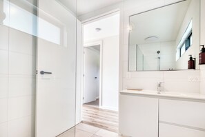 Deluxe-Dreibettzimmer | Badezimmer