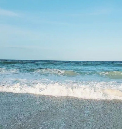 622 Oceanfront Surf Villa: Calm & Cozy Retreat with Vintage Charm by the Sea